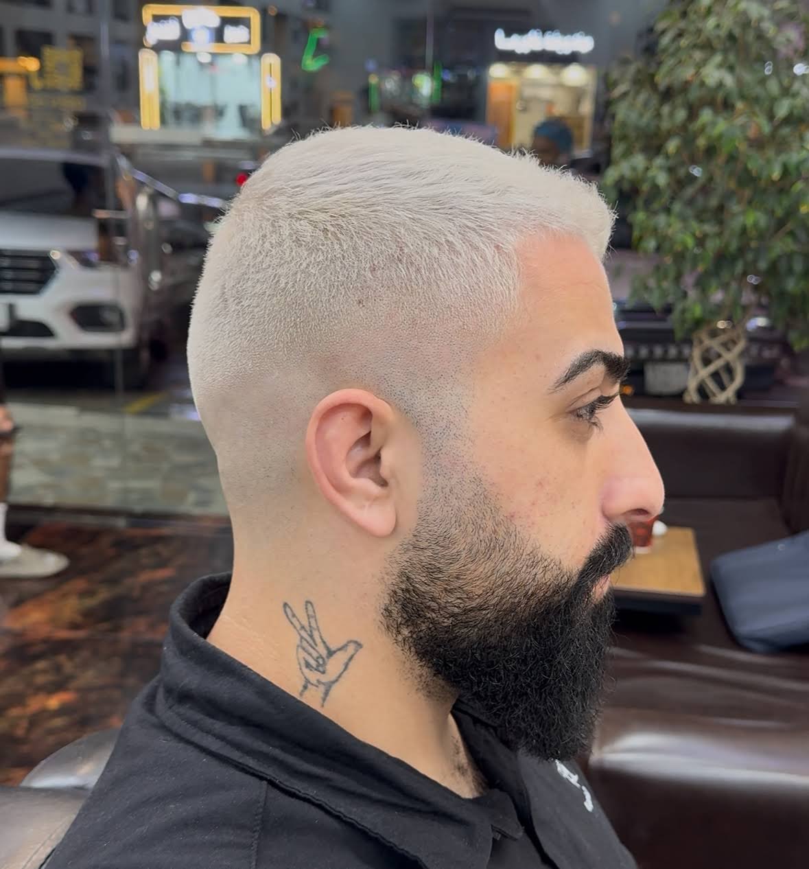 تدريج قصير ولون أشقر بلاتيني مع لحية مرتبة من أعمال LS BARBER