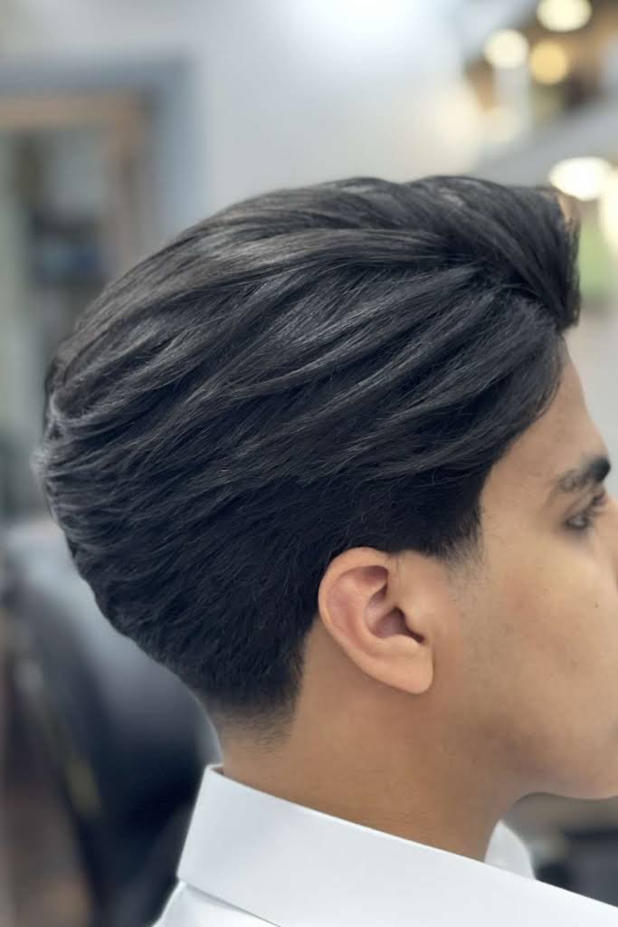 قصّة شعر داكن بتدرّج متناسق وتصفيف طبيعي من أعمال LS BARBER