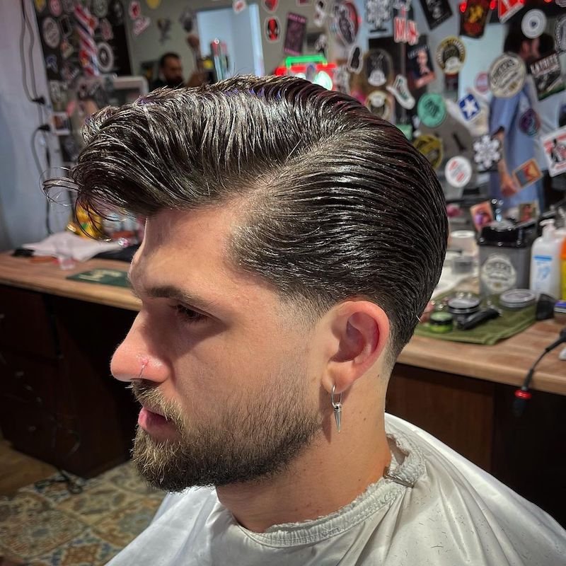 لقطة جانبية لتسريحة شعر رجالية ذات حجم بارز بأسلوب "روكابيلي" (rockabilly) المستوحى من الخمسينيات