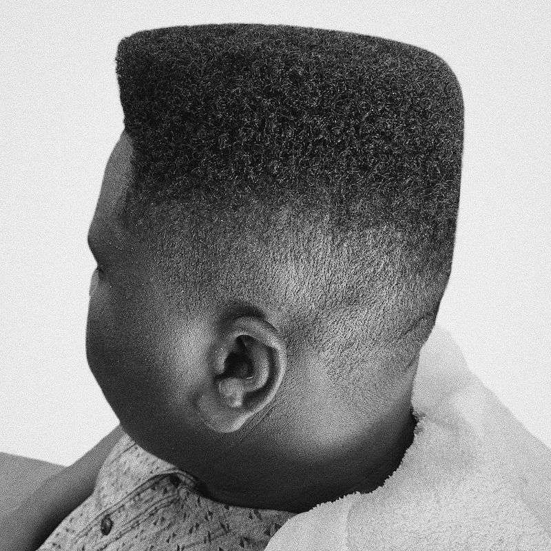 لقطة جانبية لتسريحة شعر رجالية مسطحة من الأعلى (flat top) مستوحاة من الخمسينيات
