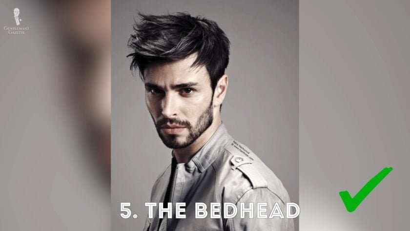 صورة لرجل بتسريحة شعر عفوية تشبه مظهر الشعر عند الاستيقاظ من النوم (نمط "Bedhead")