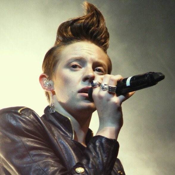 امرأة بتسريحة شعر مرفوعة من الأمام (نمط "كويف" أو "Quiff")