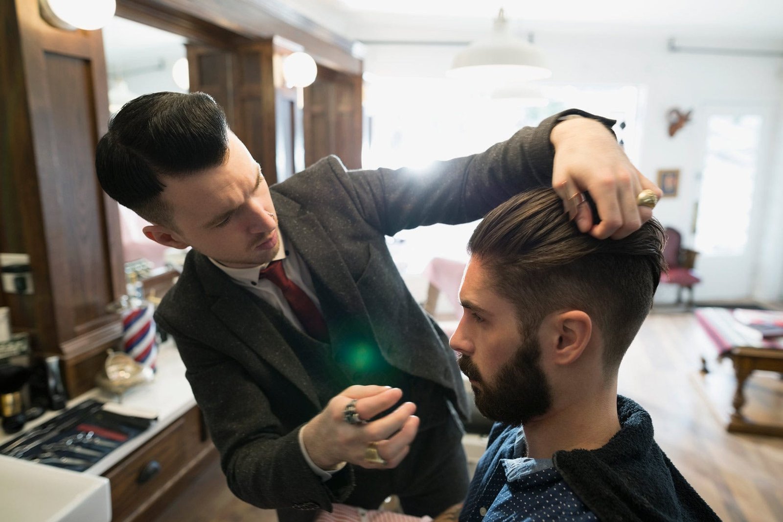 أذن، مصفف شعر، حلاق، صالون تجميل، قصة شعر قصيرة (Crew cut)، العناية الشخصية، معدات مكتبية، خدمة، ربطة عنق، صندوق،