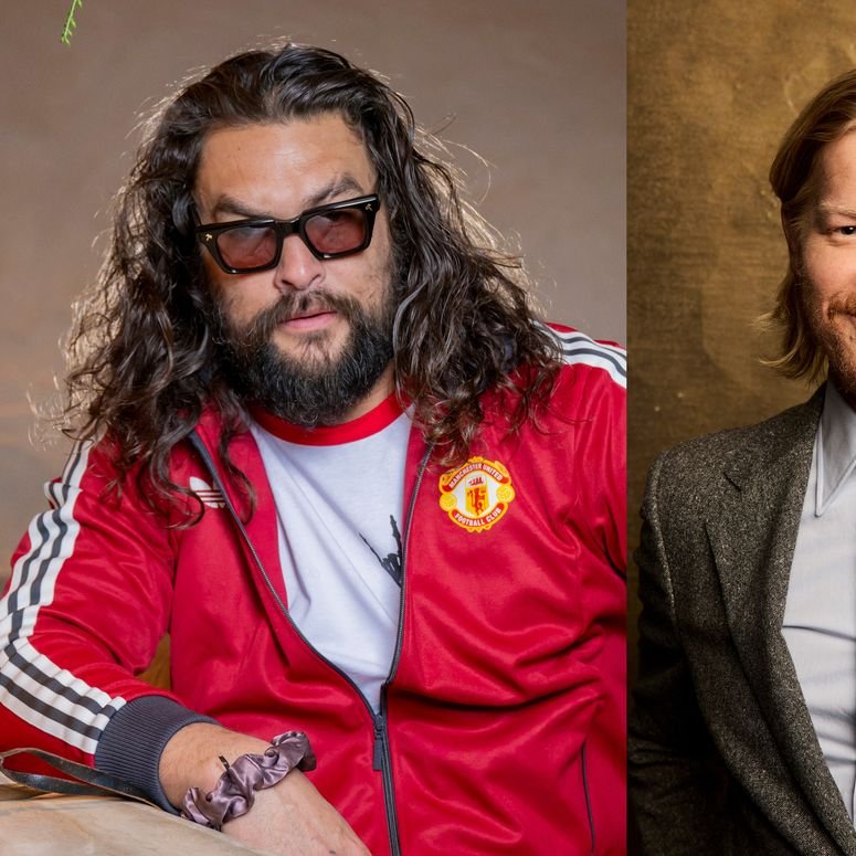 ربما تحتوي الصورة على: تطويل شعرك، جيسون موموا، Jesse Plemons، ملابس، معطف، سترة، لحية، وجه، رأس، شخص، تصوير فوتوغرافي، وصورة.