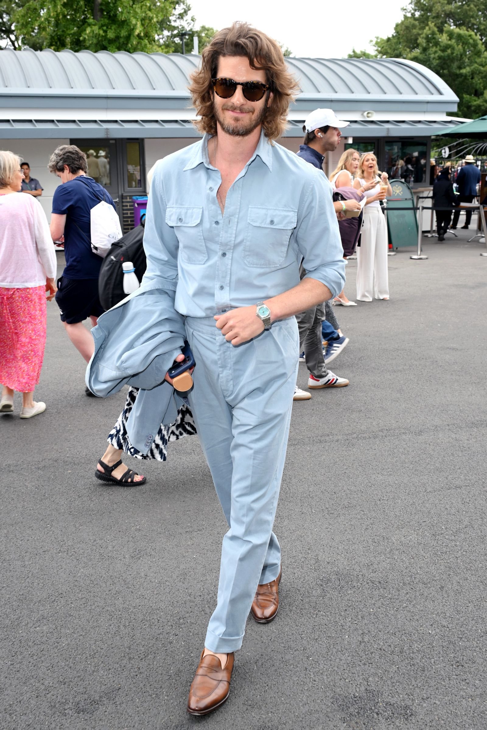 ربما تحتوي الصورة على Andrew Garfield Adrian Otaegui Elisa Carrió ملابس بناطيل للبالغين وأحذية وصندل وحذاء