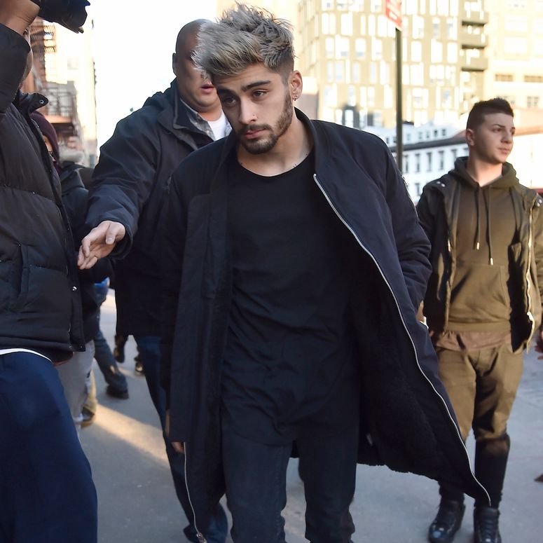 ربما تحتوي الصورة على: ‏‎Zayn Malik‎‏, ‏ملابس, ملابس, أحذية, حذاء, إنسان, شخص, مشاة, معطف, معطف, سترة و‏
