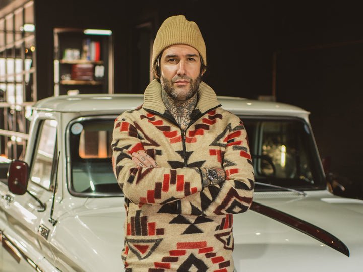 كارلوس كوستا مع لحم الضأن يقطع شعر الوجه أمام السيارة