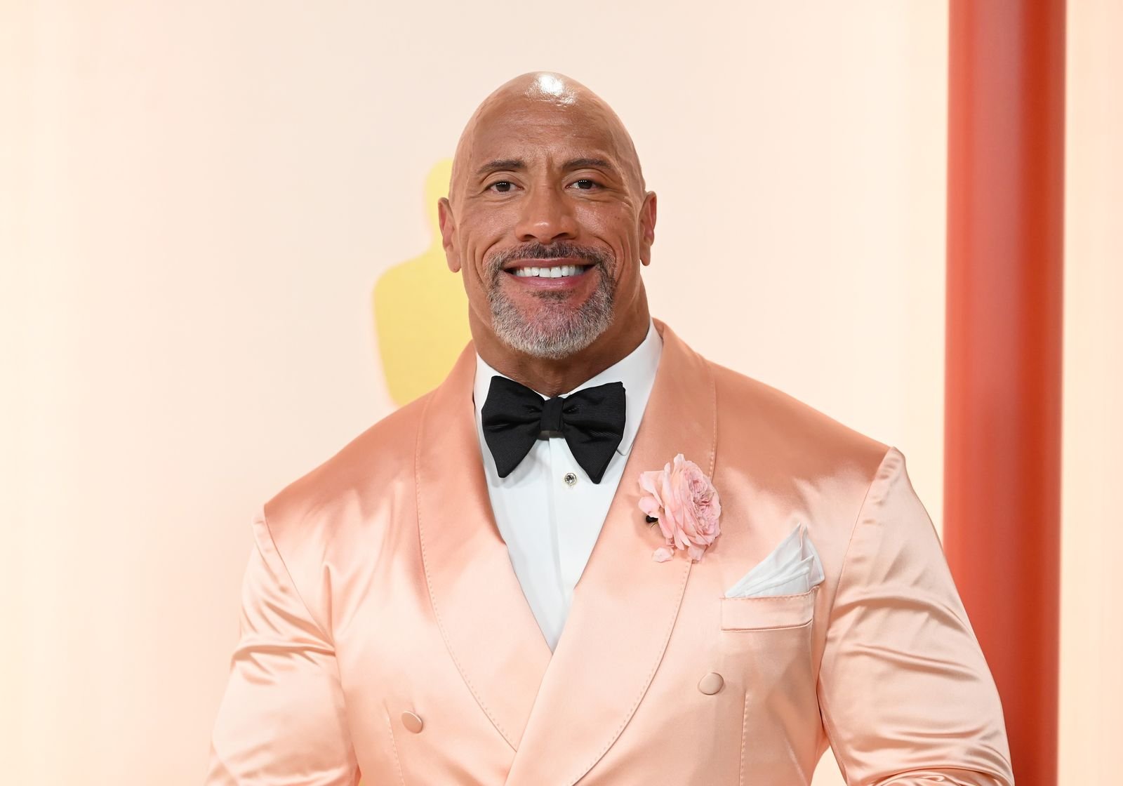 ربما تحتوي الصورة على ملابس Dwayne Johnson Face Happy Head Person Smile ملابس رسمية وإكسسوارات للبالغين وربطة عنق