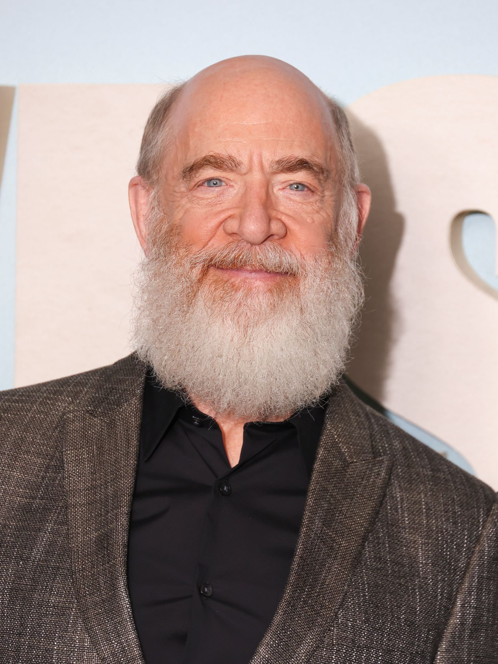 ربما تحتوي الصورة على J. K. Simmons، لحية، وجه، رأس، شخص بالغ، ملابس، معطف، تصوير فوتوغرافي وصورة شخصية