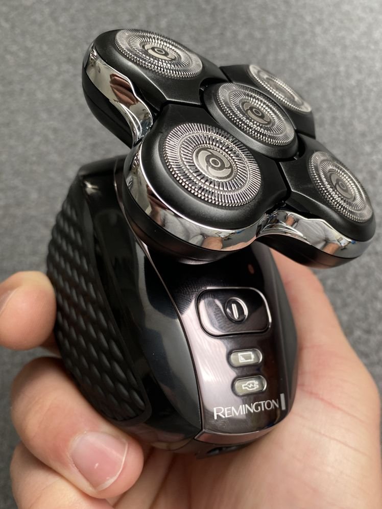 صورة مقربة لماكينة حلاقة الرأس Remington Balder Pro XR7000