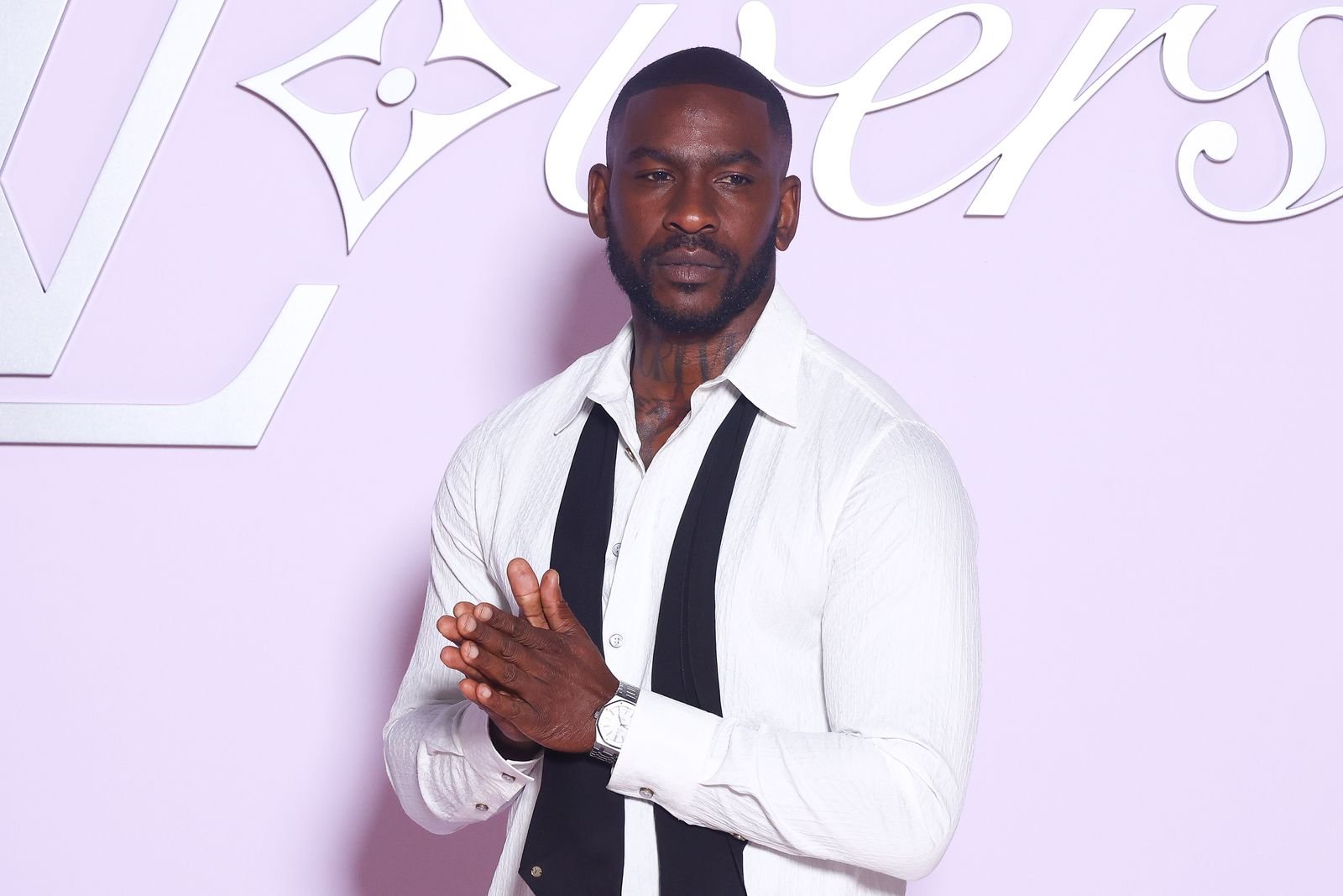 ربما تحتوي الصورة على قميص Skepta Clothing، قميص ساعة يد للبالغين، قميص رسمي للأشخاص، إكسسوارات وربطة عنق