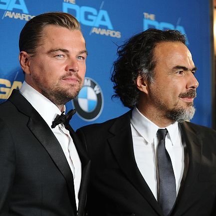 ربما تحتوي الصورة على: ‏‎Alejandro González Iñárritu‎‏, ‏Leonardo DiCaprio, ربطة عنق, إكسسوارات, إكسسوارات, معطف, بدلة, وملابس.