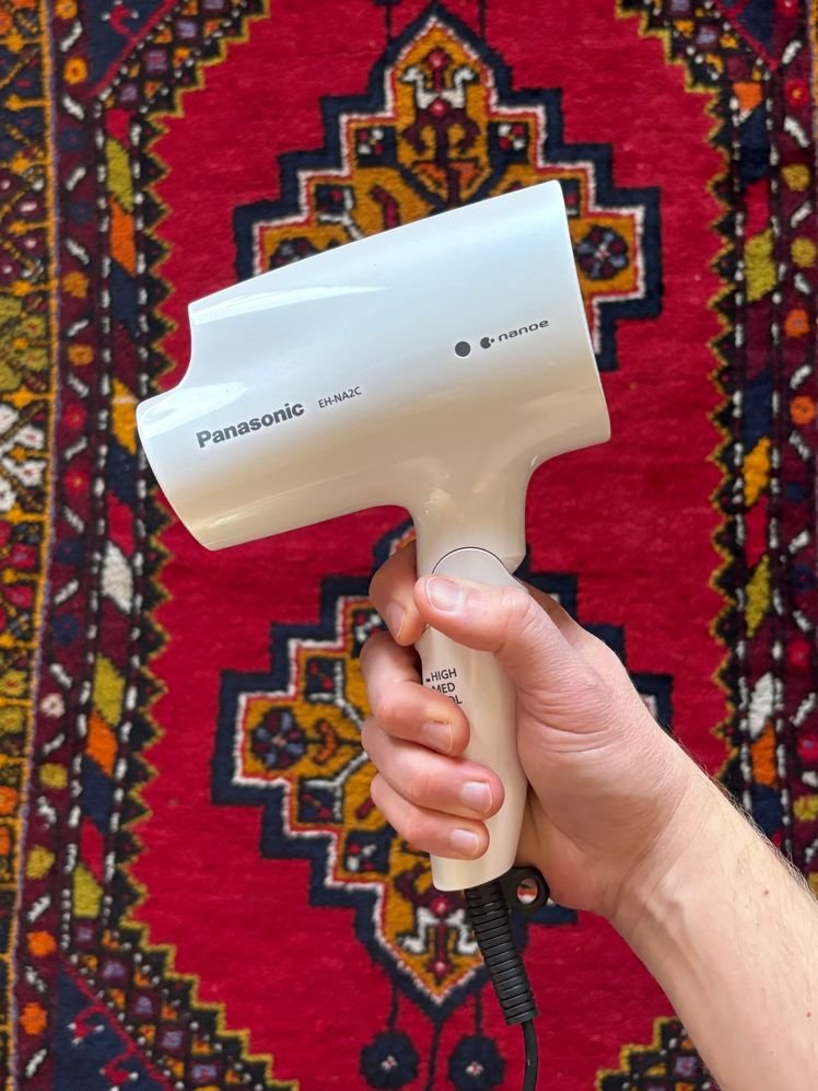 قد تحتوي الصورة على: جوناثان سيبريان، وجهاز منزلي، ومجفف شعر، وجهاز، وجهاز كهربائي، وشخص بالغ