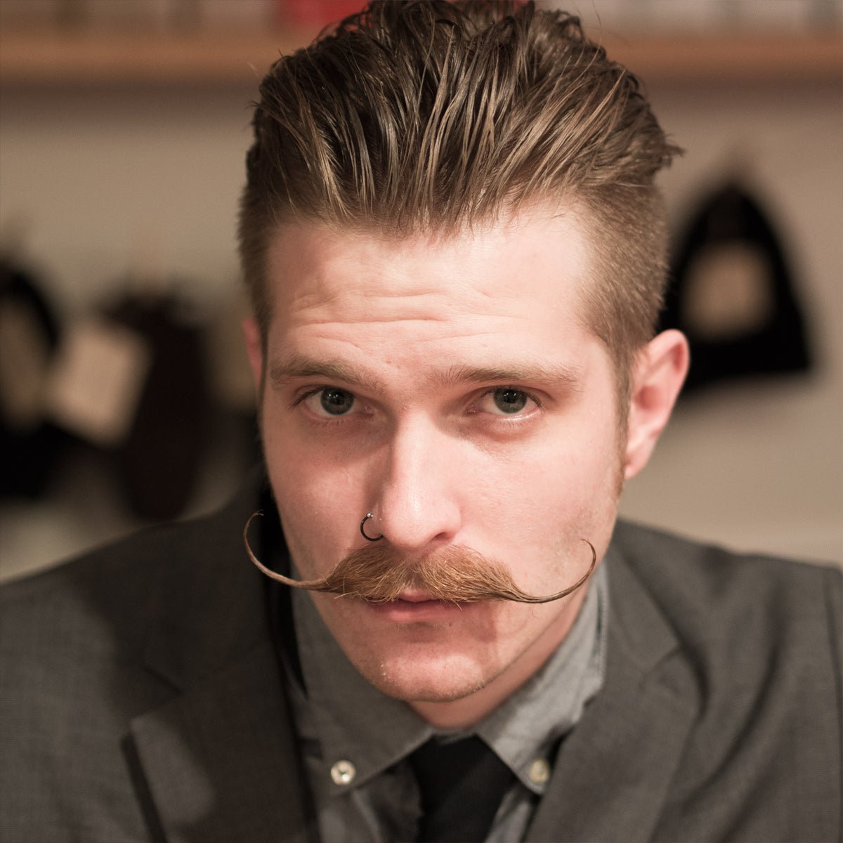 صورة مقربة لرجل بشارب على طراز "المقود" (Handlebar)